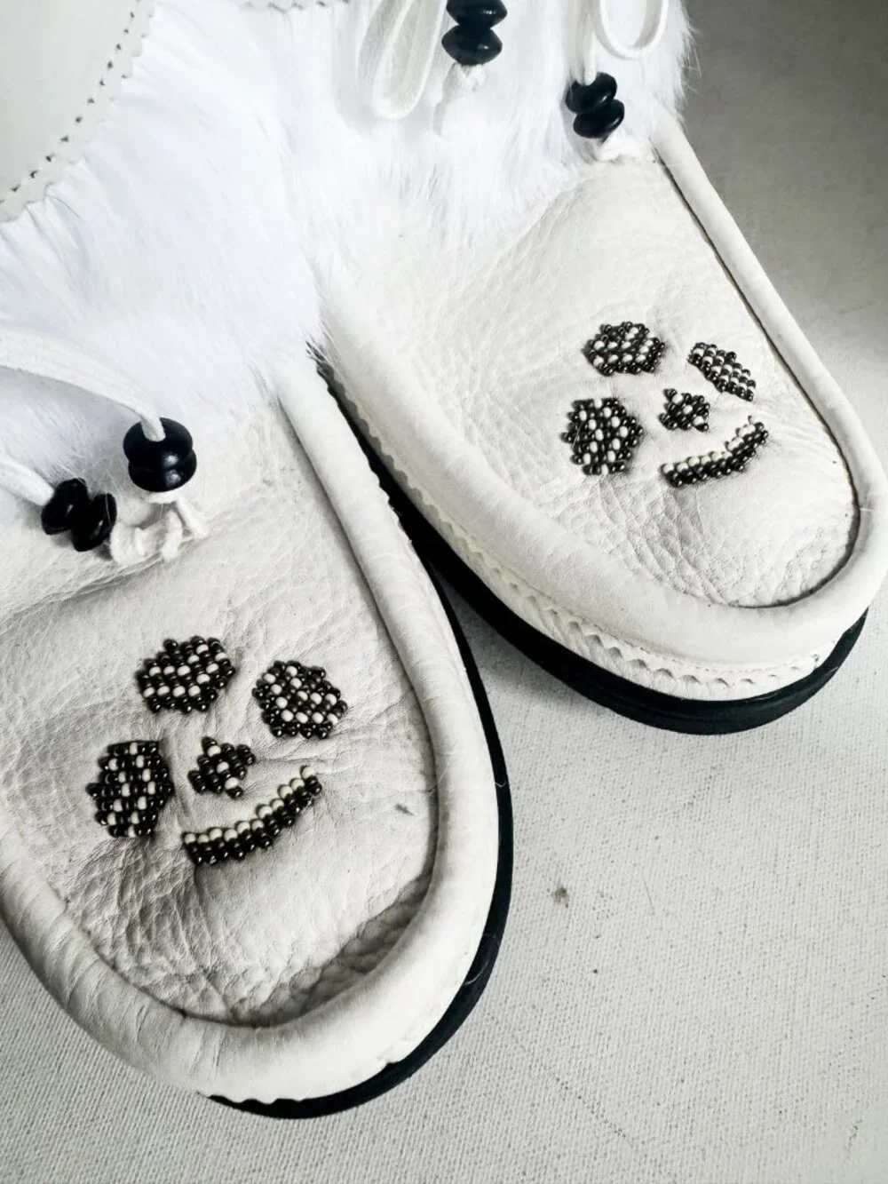 Manitobah Mukluks White Leather Beaded Embroidered Winter Booties 11 - Picture 6 of 8